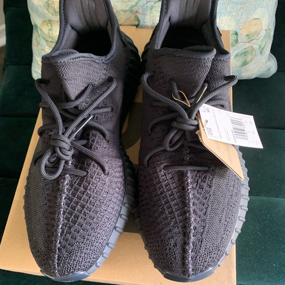 ❌SOLD❌Yeezy Boost 350 V2 Onyx/Onyx/Onyx - Sz 11.5 M - Picture 2 of 7